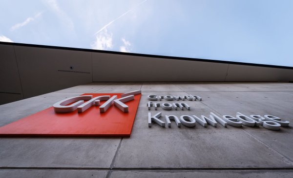 Die Verbraucher in Deutschland halten ihr Geld zusammen, ergab die jüngste Studie zum Konsumklima. (Archivbild) - © Daniel Karmann/dpa