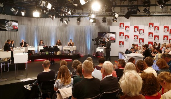 Die Schreibtalente stellen sich einer kritischen Jury und dem Live-Publikum. - © Gerd Eggenberger/APA/dpa