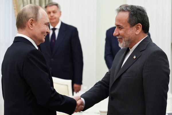 Kremlchef Putin im Gespräch mit Irans Außenminister Araghtschi (Archivbild) - © Alexander Kazakov/Pool Sputnik Kremlin/AP/dpa