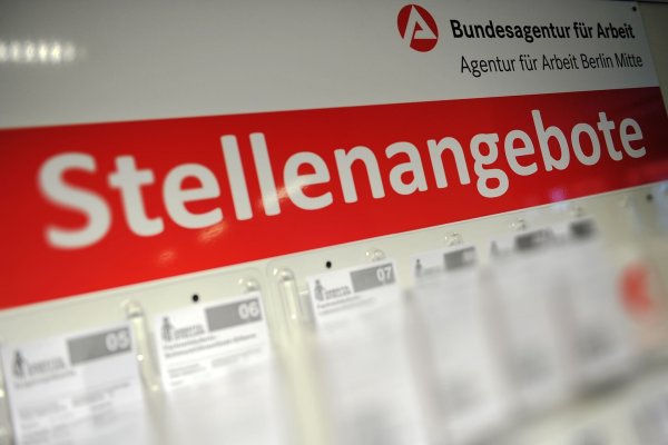 Die Entwicklung auf dem Arbeitsmarkt bleibt verhalten (Archivbild). - © Paul Zinken/dpa