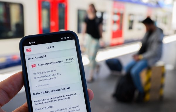 Nutzerinnen und Nutzer müssen sich ab 2029 auf einen deutlich höheren Preis beim Deutschlandticket einstellen. (Symbolbild) - © Julian Stratenschulte/dpa