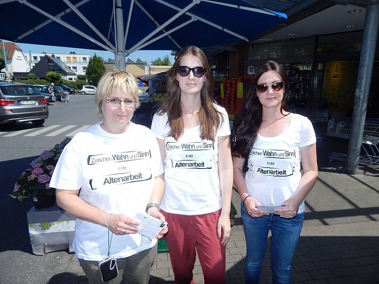 Mitglieder: Sabine Zessel (v.l.), Anna Deutschmann und Jill Kamphöner sind in der Gruppe "Geronto Pro" aktiv. Mit einer außergewöhnlichen Fotokampagne möchten sie auf die Probleme in der Altenarbeit aufmerksam machen. - © Kerkhoff