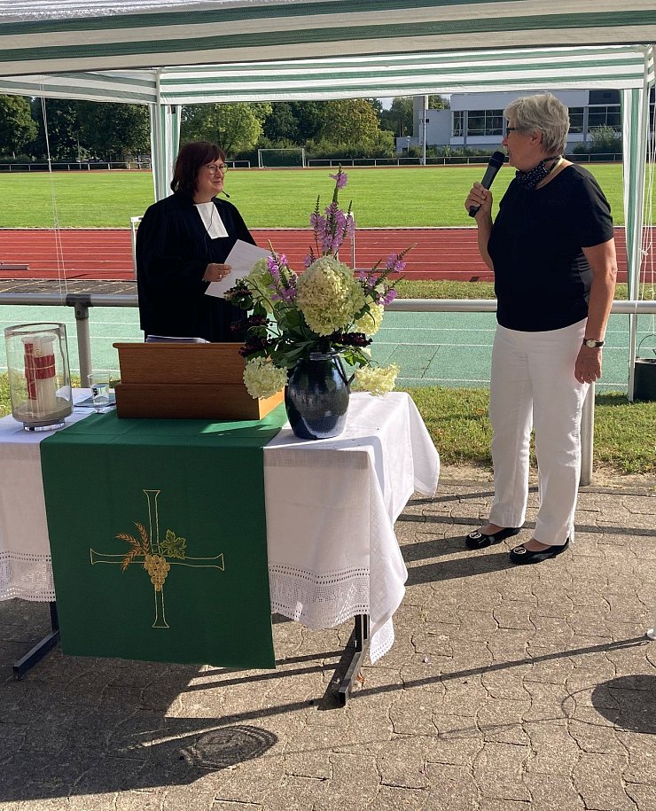 Pfarrerin Christina Hilkemeier und die erste stellvertretende Bürgermeisterin der Stadt Lage, Sabine Fieke im Gespräch - © Thomas Emminghaus
