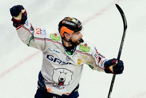 Erzielte zwei Tore für die Eisbären: Zach Boychuk. - © Uwe Anspach/dpa