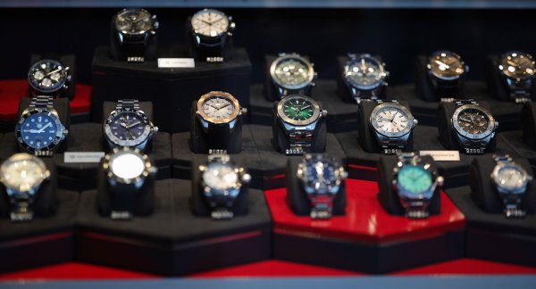 Armbanduhren verschiedener Hersteller sind im Schaufenster eines Juweliers zu sehen. - © Christian Charisius/dpa/Symbolbild