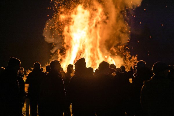 Osterfeuer im Cottbuser Ortsteiles Branitz. Immer wieder ein Thema dabei: die Feinstaubbelastung. - © Frank Hammerschmidt/dpa