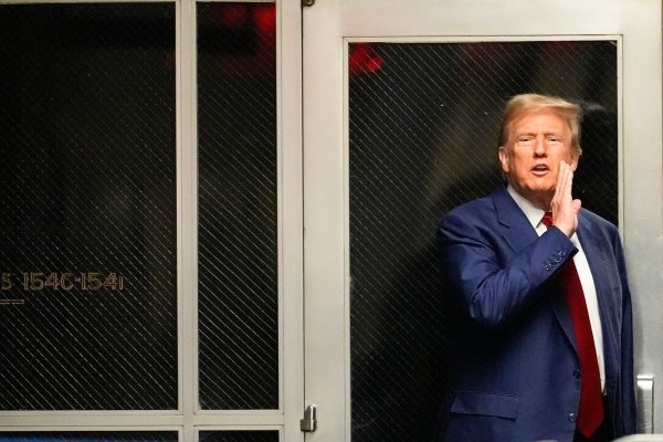 Der ehemaliger US-Präsident Donald Trump muss seine Strafe vorerst nicht zahlen. - © Mary Altaffer/AP Pool/dpa