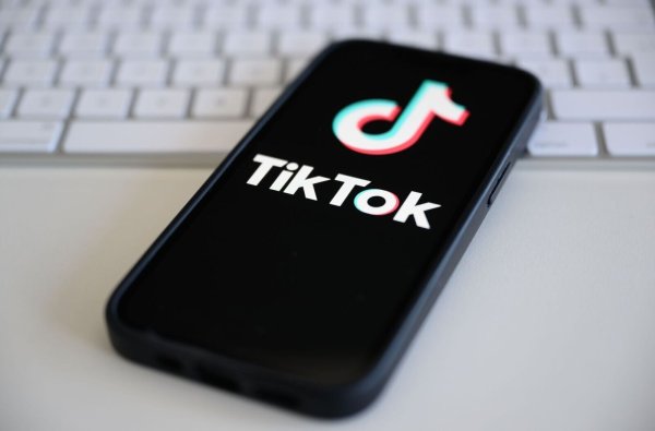Auf einem Smartphone wird das Logo der Kurzvideo-Plattform TikTok angezeigt. - © Robert Michael/dpa