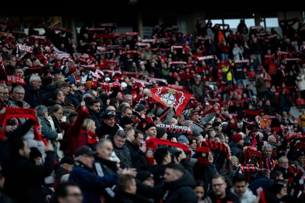 Vor dem Spiel gegen Mainz gab es ein Pfeifkonzert vieler Fans von Bayer Leverkusen. - © Fabian Strauch/dpa