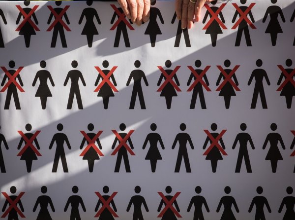 Wenn der Arbeitgeber anfängt, Angebote für Abfindungen und Aufhebungsverträge zu machen, wissen die meisten wohl, dass jetzt strukturiert Stellen abgebaut werden. - © Christian Charisius/dpa/dpa-tmn
