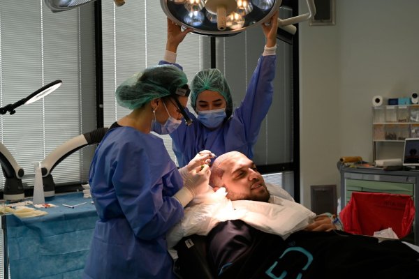 Aydin Kesti ist in die Türkei gereist, um sich einer Haartransplantation zu unterziehen. - © Anne Pollmann/dpa