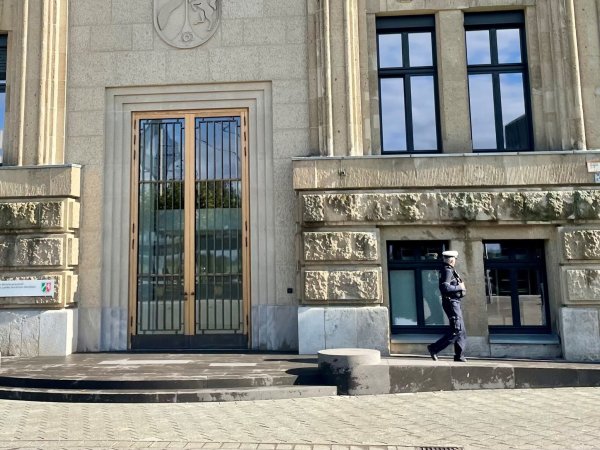 Ein Polizist geht an der Staatskanzlei entlang (Archivfoto) - © Oliver Auster/dpa