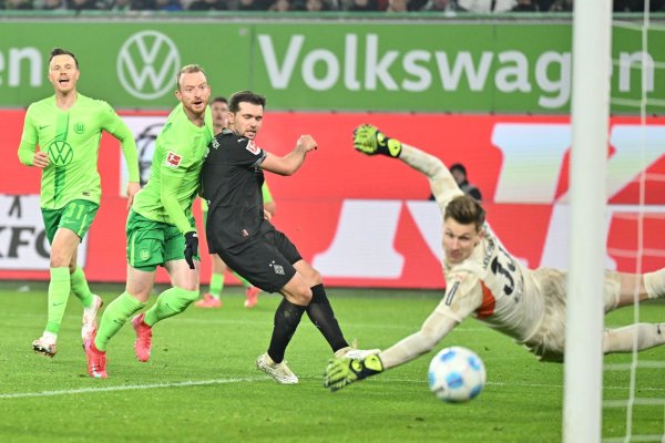 Maximilian Arnold trifft für Wolfsburg. - © Swen Pförtner/dpa