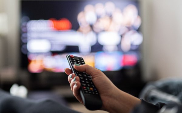 Es lohnt sich, die Menüs des Smart-TVs zu durchforsten: Dort finden sich viele Optionen, Datensammlungen abzuschalten oder zu begrenzen. - © Daniel Reinhardt/dpa/dpa-tmn