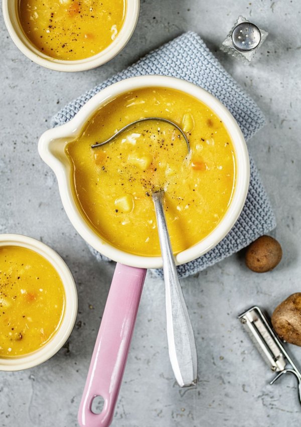 Bei der einfachen Kartoffelsuppe von Jennifer Kuschel wird ein Teil der Suppe püriert - und am Ende kommt noch ein Ei hinein. - © Frauke Antholz/Hölker Verlag/dpa-tmn