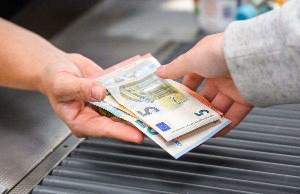 Der Einkauf im Supermarkt ist in den vergangenen drei Jahren sehr viel teurer geworden. Vom Ifo-Institut befragte Ökonomen rechnen bis 2028 mit weltweit dauerhaft erhöhten Inflationsraten. (Illustration) - © Julian Stratenschulte/dpa