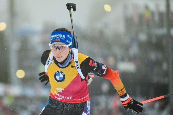 Auch in Ruhpolding tritt Franziska Preuß im Gelben Trikot an. - © Martin Schutt/dpa