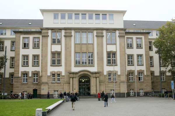 Jugendliche gefoltert: Fast acht Jahre Haft für den Täter - das hat das Duisburger Landgericht bestätigt. (Archivfoto) - © Roland Weihrauch/dpa