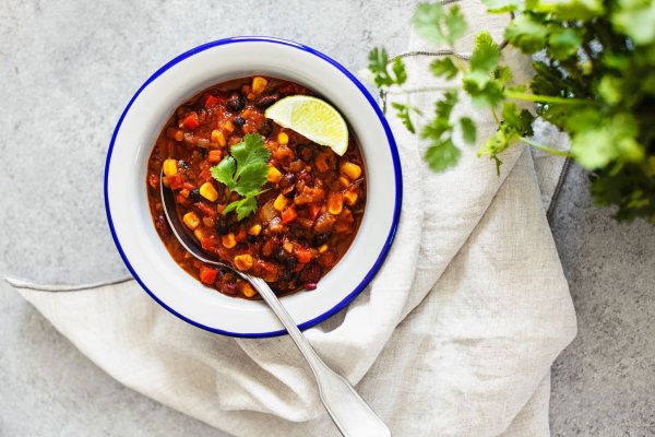 Bei der Veganuary-Challenge können vegane Rezepte von Promis nachgekocht werden, wie etwa das Chili mit schwarzen Bohnen von Rockstar Bryan Adams. - © Veganuary/dpa-tmn