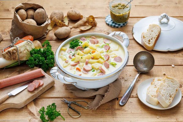 Die Kartoffelsuppe mit Wurststückchen von Food-Bloggerin Christiane Emma Prolic schmeckt wie früher bei Oma. - © Emmi Prolic/emmikochteinfach.de/dpa-tmn