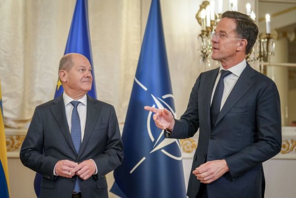 Scholz und Rutte in Helsinki. - © Kay Nietfeld/dpa