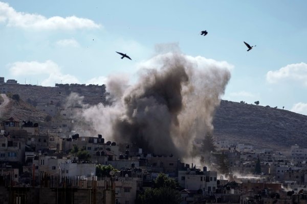Bei einem israelischen Luftangriff auf die Stadt Dschenin im israelisch besetzten Westjordanland sind mindestens sechs Menschen getötet worden. - © Majdi Mohammed/AP/dpa