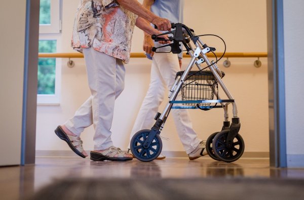 Nach jahrelangem Anstieg gibt es erstmals einen Rückgang beim Pflegepersonal in NRW. (Symbolbild) - © Christoph Schmidt/dpa