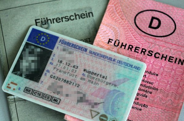 Alte Führerscheine müssen nach und nach umgetauscht werden. (Symbolbild) - © Oliver Berg/dpa