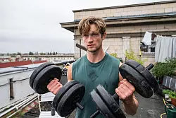 Marvin (Damian Hardung) sucht in „Softies“ nach seiner Identiät in Zeiten sich änderender Rollebilder. - © RTL/UFA/Christoph Assmann