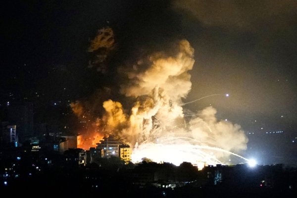 Israel setzt seine massiven Angriffe im Raum Beirut fort. - © Hassan Ammar/AP/dpa