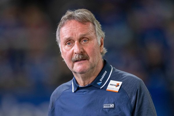 Peter Neururer äußert eine deutliche Meinung über die Führung des FC Schalke 04. - © David Inderlied/dpa