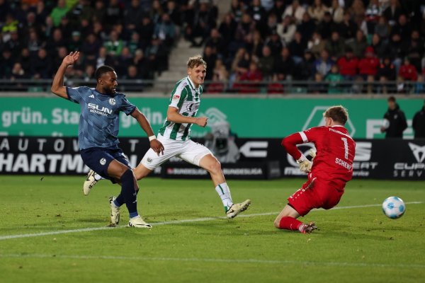 Moussa Sylla (l) trifft zum 1:1 für Schalke. - © Friso Gentsch/dpa