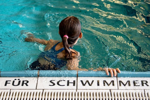Nur für Schwimmer - aber was ist, wenn Jugendliche das nicht mehr oder nur noch schlecht lernen? (Symbolbild) - © Fabian Sommer/dpa