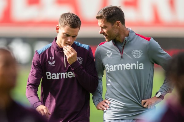 Florian Wirtz (links) und Coach Xabi Alonso sind zwei Hauptverantwortliche des Leverkusener Aufschwungs. - © Marius Becker/dpa