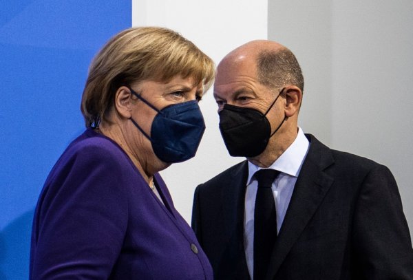 Nach dem Wahlsieg von Olaf Scholz kämpften Angela Merkel und er vorübergehend gemeinsam gegen Corona. - © John Macdougall/AFP-Pool/dpa