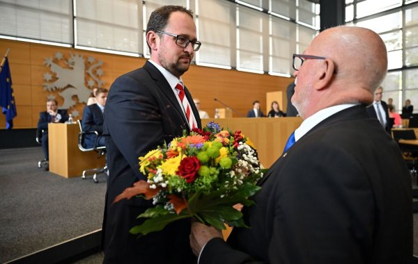Thadäus König (CDU) ist neuer Landtagspräsident in Thüringen. Der massiv in die Kritik geratene Alterspräsident Jürgen Treutler (AfD) gratulierte ihm. - © Martin Schutt/dpa
