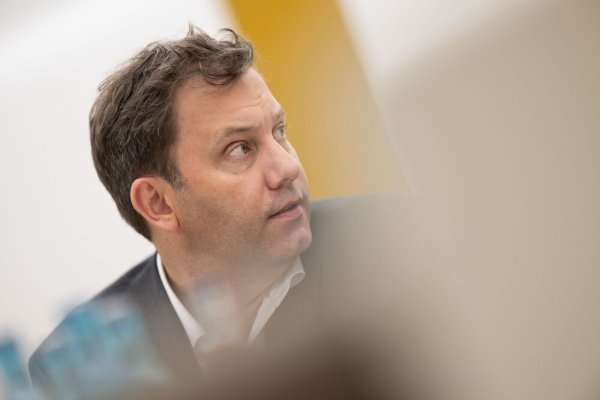 Ein AfD-Verbotsverfahren ist für den SPD-Chef erst Thema, wenn Verfassungsschützer genug Beweismaterial dafür liefern. - © Sebastian Christoph Gollnow/dpa