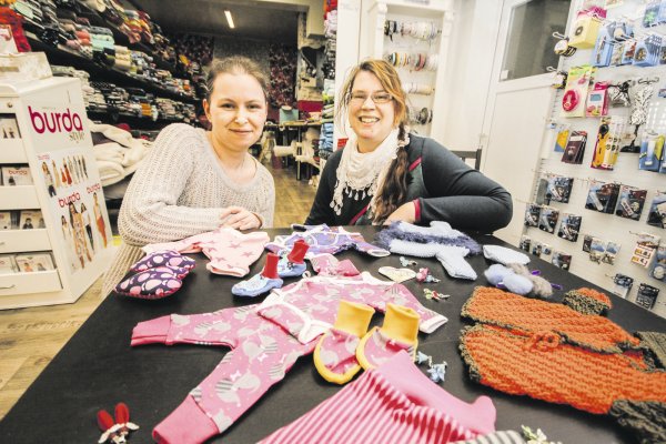 Es wird viel gebraucht: Nadine Boger (links) und Alexandra Müller von der Initiative „Sternenzauber und Frühchenwunder" organisieren für Ende Januar eine große Nähaktion in Höxter. Dafür werden noch Stoffspenden benötigt. - © David Schellenberg