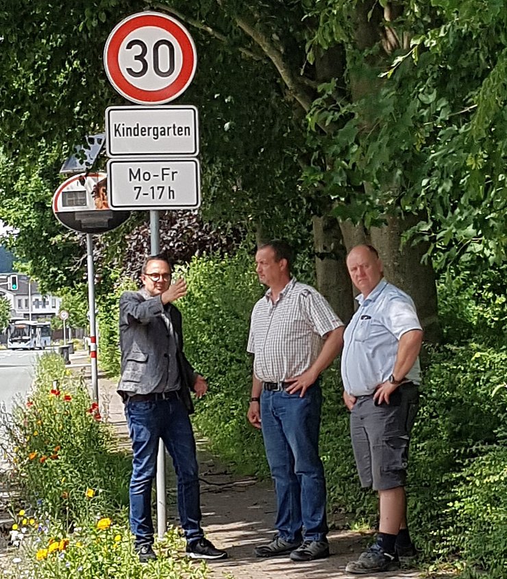 In Entrup machen sich (von links) Markus Baier, Carsten Steinmeier und Jens Hanken ein Bild von der Lage. - © CDU Lemgo