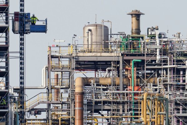 Die energieintensive Chemiebranche leidet unter der schwachen Konjunktur. (Archivbild) - © Uwe Anspach/dpa