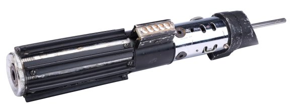 Das legendäre Lichtschwert von «Star Wars»-Bösewicht Darth Vader wird im September in Los Angeles versteigert. - © Propstore/dpa