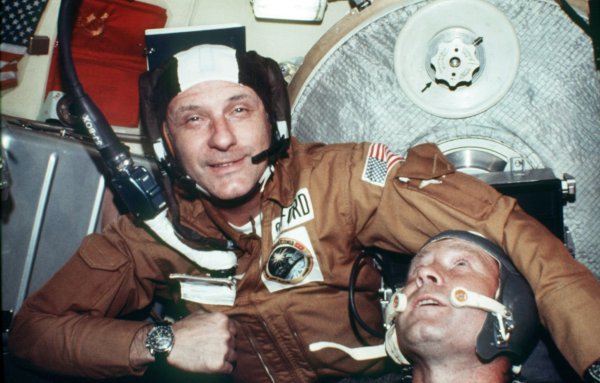 Vor 50 Jahren begann mit dem historischen Händedruck der Russen und Amerikaner im All auch die Zusammenarbeit der Großmächte im Weltraum. (Archivbild) - © picture alliance / dpa