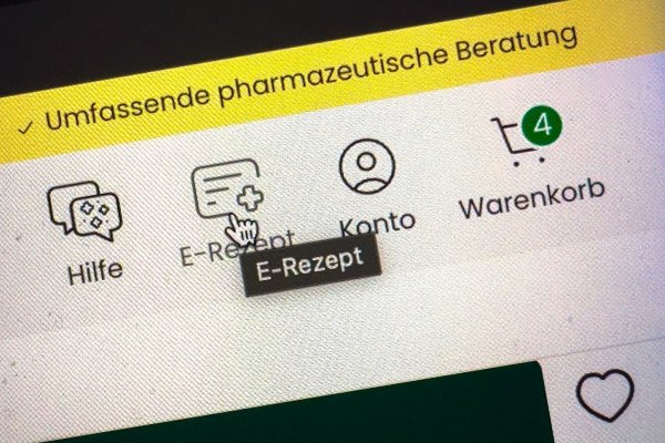Medikamente kann man auch im Internet bestellen. (Symbolbild) - © Peter Kneffel/dpa