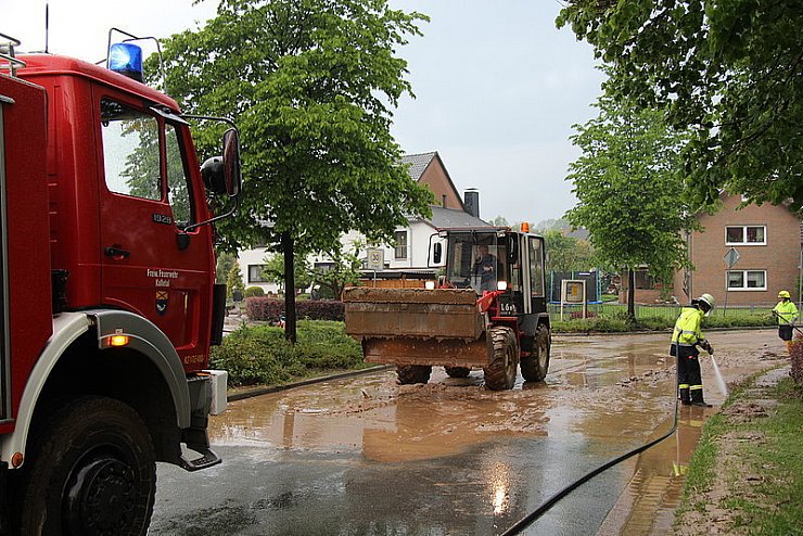 In Bentorf ist am Mittwochabend die Ortsdurchfahrt gesperrt worden, nachdem sich Schlamm von einem Feld auf die Straße ergossen hatte. Stark vom Unwetter betroffen war auch Kalldorf. - © Foto: Rademacher
