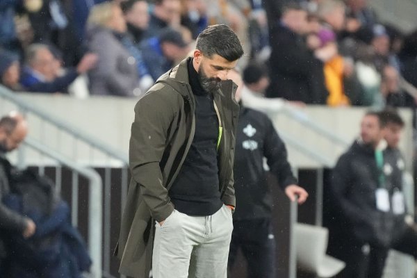 Miron Muslic schlägt trotz der Enttäuschung kämpferische Töne an. - © Marc Schüler/dpa