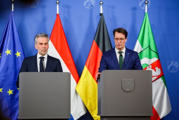 NRW-Ministerpräsident Hendrik Wüst (CDU) freut sich auf die Zusammenarbeit mit dem voraussichtlichen neuen niederländischen Ministerpräsidenten Rob Jetten. Dieser würde dann dem noch amtierenden Regierungschef Dick Schoof nachfolgen (Archivbild). - © Christoph Reichwein/dpa