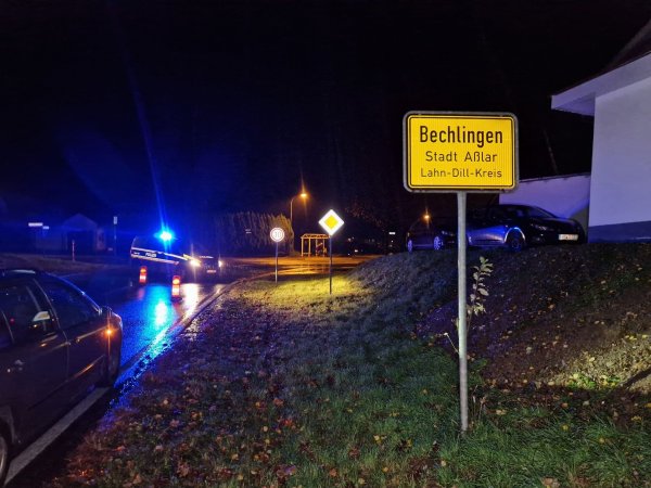 Ein 29-Jähriger soll beim Versuch, vor einer Polizeikontrolle zu fliehen, direkt auf einen Polizisten zugefahren sein. Der Beamte griff zur Waffe. - © Andreas Trojak/wirSiegen.de/dpa