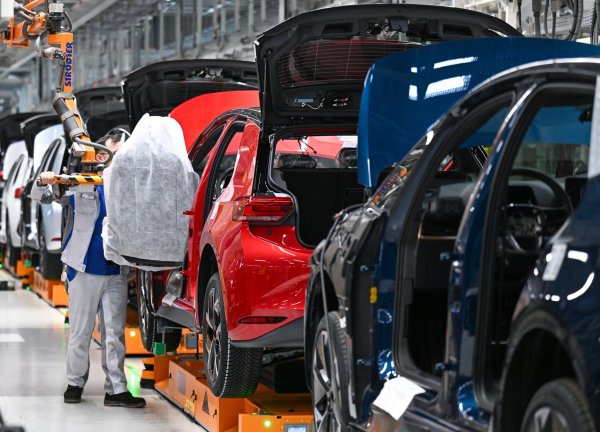 Die Produktion bei VW läuft auch nächste Woche weiter. (Archivbild) - © Hendrik Schmidt/dpa