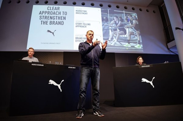 Beim Sportartikelhersteller Puma wird mit dem eisernen Besen gekehrt. - © Daniel Löb/dpa