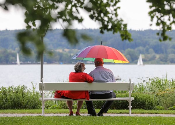 Gemeinsam positive Momente zu teilen hilft der Gesundheit. (Symbolbild) - © Thomas Warnack/dpa